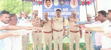 కొత్తగూడెం: కొత్తగూడెం త్రీ టౌన్ పోలీసులు వాహనదారులకు స్వీట్లు,పండ్లు పంచి రోడ్డు భద్రత పై అవగాహన కార్యక్రమం నిర్వహించారు