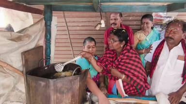 கள்ளக்குறிச்சி: கமலா நேரு தெரு பகுதியில் வடைகடையில் வடை சுட்டு கொடுத்து ஆதரவு திரட்டிய விடுதலை சிறுத்தைகள் கட்சியின் வேட்பாளர் மாலதி