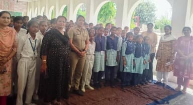 थानेसर: जिला कुरुक्षेत्र पुलिस की सेफ सिटी टीम ने स्कूलों में छात्राओं को पढ़ाया जागरूकता का पाठ