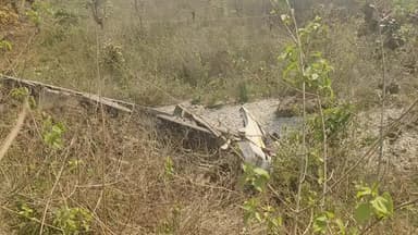 बूरमू: तिरूफाल जलप्रपात घाटी में बोल्डर से लदा हाईवा गड्ढे में गिरा, राहगीरों ने जताई चिंता