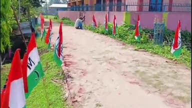 কমলপুর: কমলপুর এলাকার এক ব্যক্তি রাস্তার ধারে প্রতিদিন নিজের হাতে তৃণমূল কংগ্রেসের পতাকা তুলে ধরেন
