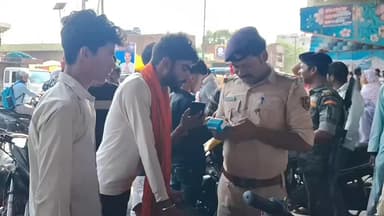 मोहनिया: चांदनी चौक पर ट्रिपल लोडिंग और बगैर हेलमेट के वाहन जांच अभियान में एक सप्ताह में वसूला गया लगभग एक लाख रुपये जुर्माना