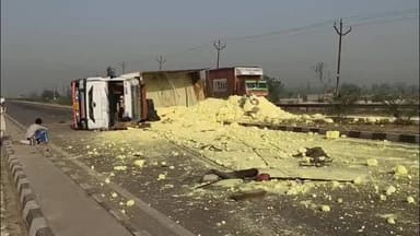 मुज़फ्फरनगर: ज्वलनशील पदार्थ से भरा ट्रक पलटा, गर्मी बढ़ने पर उठने लगा धुआं, इलाके में मची दहशत, फायर ब्रिगेड ने संभाला मोर्चा