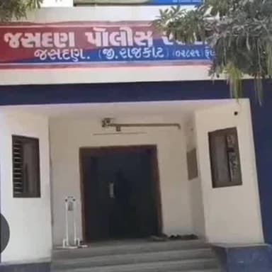 જસદણ: જસદણ તાલુકાના કનેસરા ગામે પત્નીએ પતિને દારૂ પીવાની ના પાડતા ઉશ્કેરાયેલ પતિનો પત્ની પર હુમલો,પત્ની ગંભીર રીતે ઇજાગ્રસ્ત