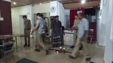 തൊടുപുഴ: ഉടുമ്പന്നൂരിൽ ആയുധശേഖരവും ചാരായം വാറ്റാൻ സൂക്ഷിച്ച കോടയുമായി ഒരാളെ പോലീസ് അറസ്റ്റ് ചെയ്തു