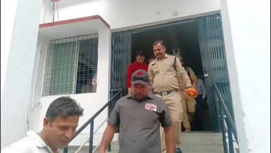 महू सामूहिक दुष्कर्म मामले के आरोपी कोर्ट में पेश, वकीलों ने की मारपीट, वीडियो वायरल