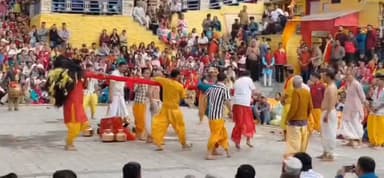 जोशीमठ: बदरीनाथ धाम के कपाट खुलने से पूर्व जोशीमठ स्थित नृसिंह मंदिर में आयोजित तिमुंडिया महोत्सव में आस्था का सैलाब उमड़ पड़ा