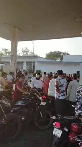डुमरियागंज: डुमरियागंज में पेट्रोल-डीजल आने की सूचना मिलते ही किसान पेट्रोल पंप पर दिखाई दी भारी भीड़
