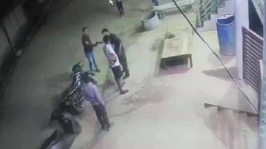 भिंड: गल्ला मंडी में बेइज्जती के डर से युवक ने पेड़ पर लगाई फांसी, मारपीट का CCTV वीडियो वायरल