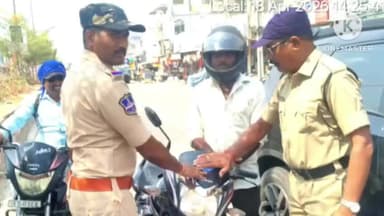 పాలకుర్తి: పాలకుర్తిలో SI పవన్ కుమార్ ఆధ్వర్యంలో అరైవ్ అలైవ్ కార్యక్రమం
రోడ్డు భద్రత నియమాలు పాటించిన వాహనాలకు స్టిక్కర్లు