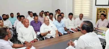 కొత్తగూడెం: యాసంగి వరి కొనుగోలు ప్రక్రియను సమర్థవంతంగా నిర్వహించాలని అధికారులకు దిశా నిర్దేశం చేసిన అదనపు కలెక్టర్ వేణుగోపాల్