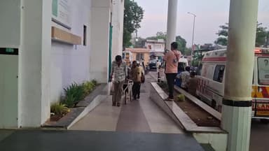 छतरपुर नगर: टैंकर में उतरे दो युवकों की संदिग्ध मौत, करंट लगने की आशंका, जिला अस्पताल में डॉक्टरों ने मृत घोषित किया