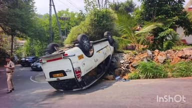 കാഞ്ഞിരപ്പള്ളി: എരുമേലി കരിങ്കല്ലുംമൂഴിക്ക് സമീപം തീർത്ഥാടകരുടെ കാർ മറിഞ്ഞ് അഞ്ച് പേർക്ക് പരിക്ക്