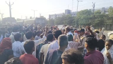 रिलैक्सो कंपनी में 3 दिन से धरने पर बैठे श्रमिकों में गुटबाजी उग्र होते हुए श्रमिकों पर पुलिस ने किया लाठी चार्ज
#Rajas...