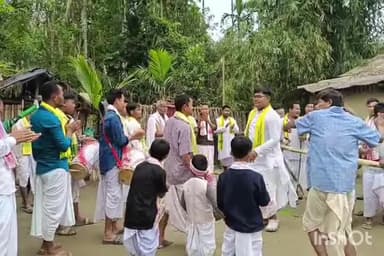 টিংখং: টিংখাঙৰ চহৰীকটাত পৰম্পৰা ৰক্ষা কৰি ঘৰে ঘৰে পৰিবেশ কৰিছে হাইদাং হুঁচৰি সোণোৱাল কছাৰী ৰাইজে