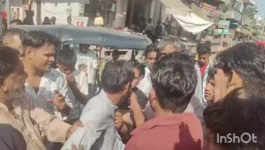 आगरा: टेड़ी बगिया पर 10 रुपये के किराए को लेकर ऑटो चालक ने महिलाओं से की मारपीट, भीड़ ने चालक को पीटा