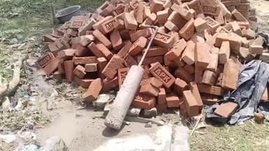 बस्ती: मुंडेरवा थाना क्षेत्र में जेसीबी से दलितों के मकान ढहाए गए, ग्रामीणों ने लगाए गंभीर आरोप