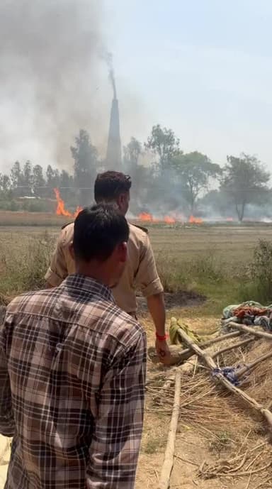 चंड़रई चौराहे के पास खेत में लगी भीषण आग, पुलिस और ग्रामीणों ने पाया काबू