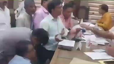 शामली: थानाभवन के दुकानदारों ने शामली तहसील पहुंचकर टैक्स वृद्धि के खिलाफ उठाई आवाज, ईओ के सामने जोड़े हाथ