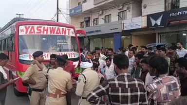 रायसेन: सागर मार्ग पर ओवरलोड बस ने बुजुर्गों को मारी टक्कर, यात्रियों ने किया हंगामा