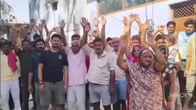 सौरिख के बहादुरपुर में ज्यादा बिल आने से आक्रोषित महिलाओं ने उखाड़ कर फेंके स्मार्ट मीटर। पुराने मीटर लगाये जाने की हजारो