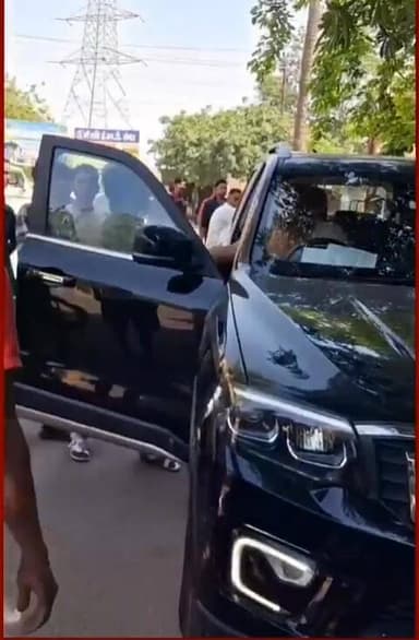 आगरा : बीच सड़क पर हुआ हाई वोल्टेज ड्रामा
जल निगम के अधिकारी के साथ मारपीट..
नौकरानी ने लगाया था छेड़छाड़ का आरोप..
...