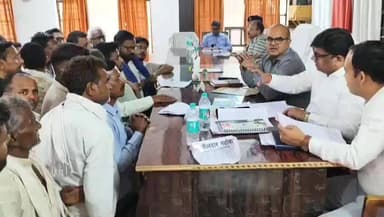 महोबा: तहसील में संपूर्ण समाधान दिवस पर स्मार्ट मीटरों के खिलाफ उपभोक्ताओं ने किया प्रदर्शन, डीएम को सौंपा ज्ञापन