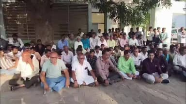 ગાંધીનગર: માધવગઢ ના બાળકના મોત બાદ પરિવારજનો પીએમ રૂમ બહાર બેઠા, FIR થશે પછી ત્યાંથી હટશે