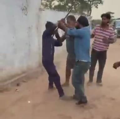 #पीलीभीत गैस एजेंसी पर मारपीट, वीडियो वायरल
गैस न मिलने और बिना बुकिंग को लेकर विवाद
ग्राहकों और कर्मचारियों के बीच लाठी...