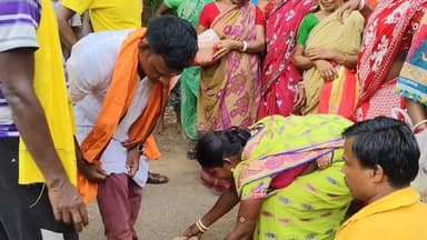 জামবনি: গরম উপেক্ষা করে কেন্দাডাংরিতে প্রচারে ডাঃ প্রণত টুডু