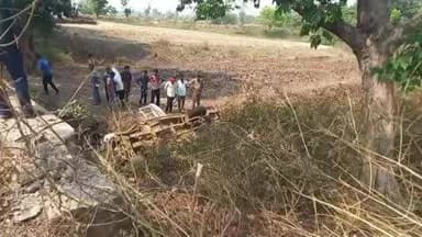 अनूपपुर: पोड़की हनुमान मंदिर के पास तेज रफ्तार बोलेरो पुल से टकराकर पलटी, 3 महिलाएं घायल