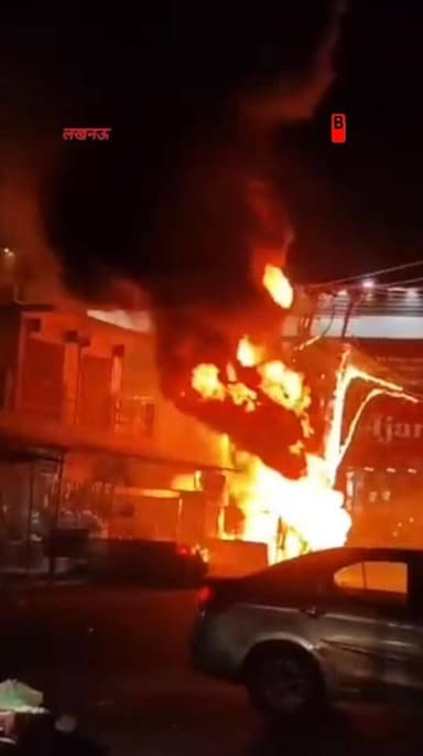 लखनऊ में एक ट्रांसफार्मर में जबरदस्त आग फैल गई थी ट्रांसफार्मर हीट हो गया था ज्यादा लोड के कारण, #news #lakhnow #transfa...