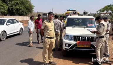 कुम्भराज: नेशनल हाईवे 46 पर आरटीओ ने की वाहनों की चेकिंग, नियमों का उल्लंघन करने पर लगाया जुर्माना