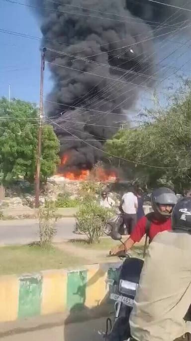 #नोएडा में भीषण आग,कबाड़ का गोदाम जलकर खाक
🔥 थाना फेज-2 क्षेत्र के सेक्टर-80 के पास लगी आग
🔥 देखते ही देखते आग ने लिया व...