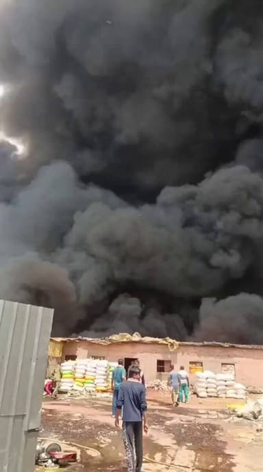 #Noida: सेक्टर 115 के सोरखा पुस्ता इलाके में कबाड़ के गोदाम में लगी भीषण आग 🔥🚨
@fireserviceup @Uppolice #fire @noidapoli...