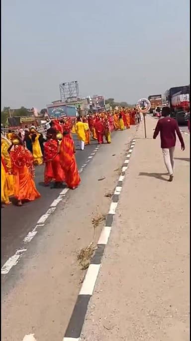 रिसौद मे यज्ञ को लेकर निकाली गई कलश यात्रा।