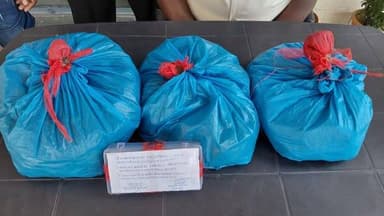 मेन थाने की पुलिस ने गां*जा के साथ दो यु/व/क को किया गिर/फ्ता/र