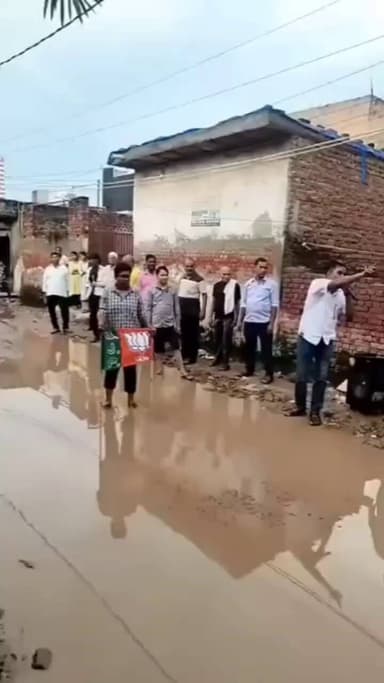 करावल नगर: सोनिया विहार में जलभराव को लेकर आम आदमी पार्टी का अनोखा प्रदर्शन