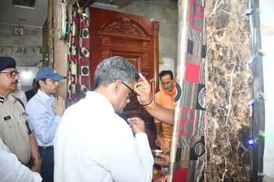 बिहार के मुख्य सचिव प्रत्यय अमृत एवं डीजीपी विनय कुमार पुनौरा धाम मंदिर पहुंचे और मंदिर निर्माण से संबंधित किए जा रहे है...