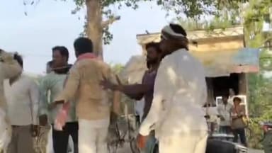 #जहानागंज थाना क्षेत्र के #बजहां नर्सरी पर दिन दहाड़े दबंगों की दबंगई युवक को जमकर सड़क पर पीटा महिला सुरक्षा की लगती रह...