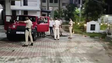 किशनगंज: आय से अधिक संपत्ति मामले में एसडीपीओ कार्यालय में संदिग्ध गतिविधि, लाल थार सवार तीन हिरासत में