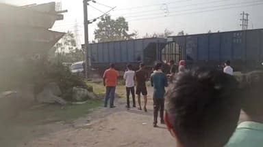 बेरमो: बोकारो थर्मल रेलवे गेट के पास मालगाड़ी की चपेट में आई स्कोर्पियो, चालक कूदकर बचाई जान