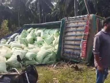 ముమ్మిడివరం వద్ద బోల్తా పడిన ఎరువుల లారీ: తప్పిన భారీ ప్రమాదం