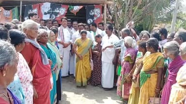 திருமயம்: கடியாப்பட்டியில் ஜெயலலிதா எம்ஜிஆர் திருவுருவப்படத்திற்கு மணல் தூவி மரியாதை செலுத்தி தேர்தல் பரப்புரையில் ஈடுபட்ட அதிமுக வேட்பாளர் PK வைரமுத்து