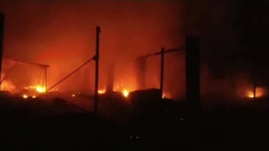 शिकोहाबाद: कटरा बाजार के सब्जी मंडी में भयंकर आग, 60 दुकानें जलीं, 7 कपड़े की दुकान भी चपेट में आई, दमकल विभाग जुटा