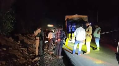 मड़िहान: मड़िहान थाना क्षेत्र के देवरी कला गांव के पास अनियंत्रित ट्रक की चपेट में आने से बाइक पर सवार तीन श्रमिकों की हुई मौत