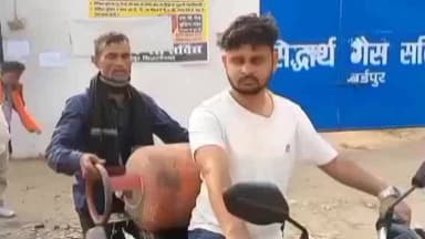 नौगढ़: बर्डपुर सिद्धार्थ गैस एजेंसी से होम डिलीवरी ना करके कुछ लोगों को सिलेंडर दिया जा रहा, लोग कर रहे विरोध, वीडियो वायरल
