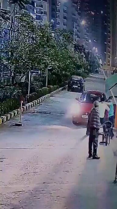 #ग्रेटर_नोएडा_वेस्ट की #आम्रपाली_सेंचुरियन_पार्क_ओटू_वैली_सोसायटी में ड्राइव वे पर खड़ी गाड़ी को लेकर निवासी और सुरक्षा ...