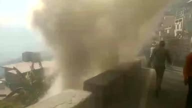 पौड़ी: श्रीनगर रोड बस अड्डे के समीप मोड़ के पास अचानक लगी आग से मचा हड़कंप, दमकल की मुस्तादी से टला बड़ा हादसा