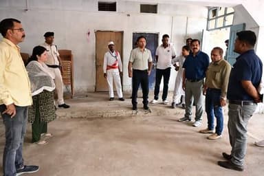 भागलपुर, दिनांक 18 अप्रैल 2026, भागलपुर के नया बाजार अवस्थित भगवान पुस्तकालय का निरीक्षण जिलाधिकारी डॉक्टर नवल किशोर चौध...